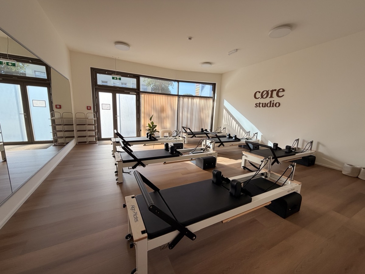 cøre studio — Studio mit Logo und Tageslicht