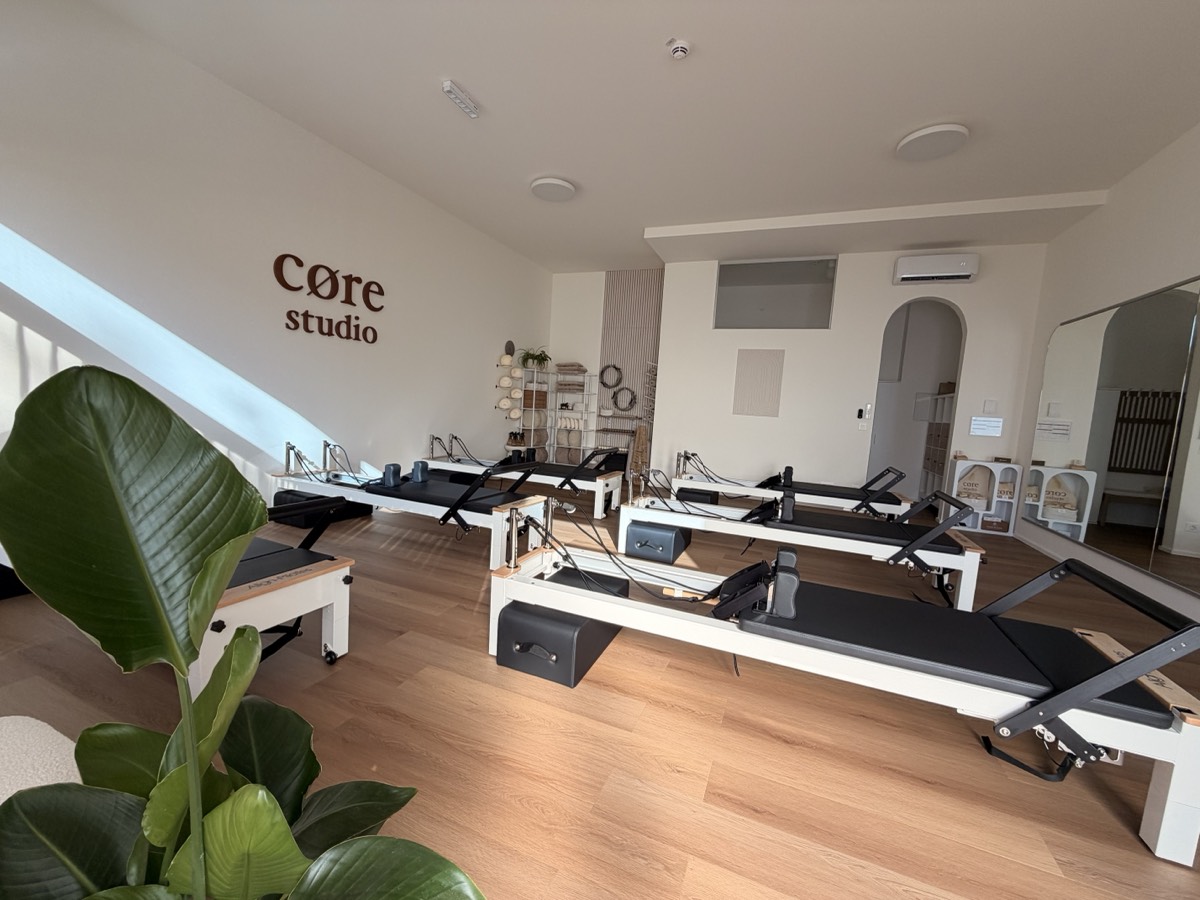 cøre studio — Studio mit Pflanze und Tageslicht
